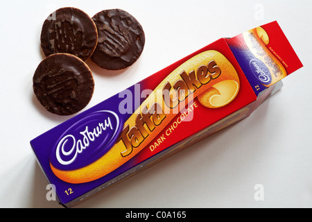 Box von Cadbury Jaffa Kuchen dunkler Schokolade zeigt drei Auspacken isoliert auf weißem Hintergrund Stockfoto