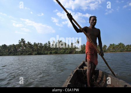 lokalen Dorf Mann Segeln in einem Holzboot in den hinteren Gewässern von Kerala, Indien, Asien Stockfoto