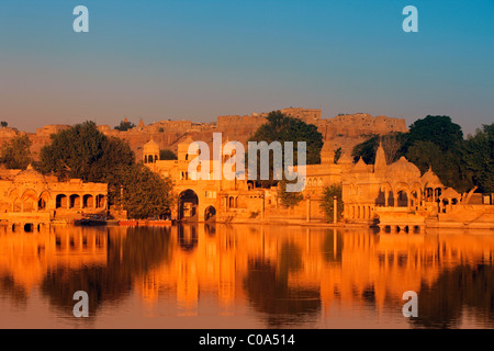 Indien, Jaisalmer, Rajasthan Gadisar See im Licht frühen Morgens golden Stockfoto