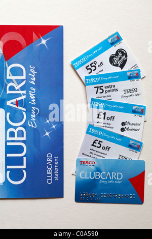 Tesco Clubcard und Rabatt Gutscheine auf weißem Hintergrund Stockfoto