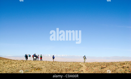 Wanderer in Jebel Sahro Region mit der Region des hohen Atlas hinter Stockfoto