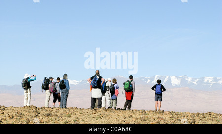 Wanderer in Jebel Sahro Region mit der Region des hohen Atlas hinter Stockfoto
