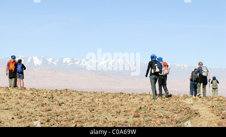 Wanderer in Jebel Sahro Region mit der Region des hohen Atlas hinter Stockfoto