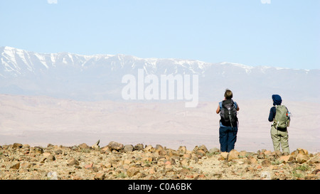 Wanderer in Jebel Sahro Region mit der Region des hohen Atlas hinter Stockfoto