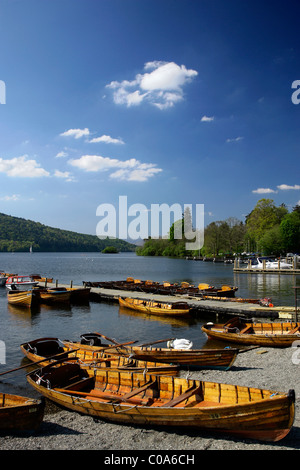 England, Cumbria, Bowness-on-Windermere Boote auf Windermere im zeitigen Frühjahr Stockfoto