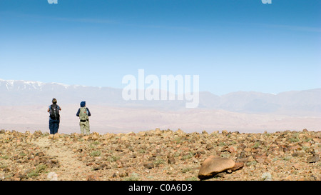 Wanderer in Jebel Sahro Region mit der Region des hohen Atlas hinter Stockfoto