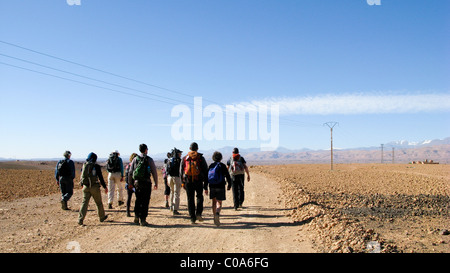 Wanderer in Jebel Sahro Region mit der Region des hohen Atlas hinter Stockfoto