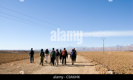 Wanderer in Jebel Sahro Region mit der Region des hohen Atlas hinter Stockfoto