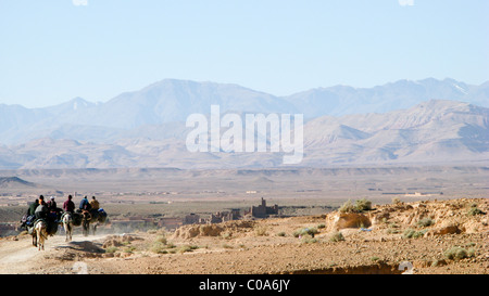 Wanderer in Jebel Sahro Region mit der Region des hohen Atlas hinter Stockfoto