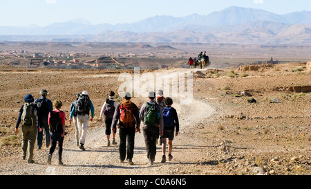 Wanderer in Jebel Sahro Region mit der Region des hohen Atlas hinter Stockfoto