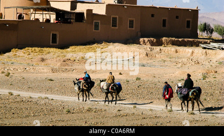 Wanderer in Jebel Sahro Region mit der Region des hohen Atlas hinter Stockfoto