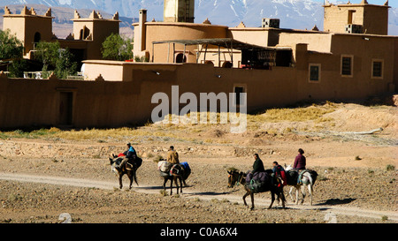 Wanderer in Jebel Sahro Region mit der Region des hohen Atlas hinter Stockfoto