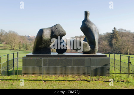 Kenwood House in London moderne zeitgenössische Bronzestatue oder Skulptur zwei Stück liegende Abbildung Nr. 5 von Henry Moore 1963/64 Stockfoto