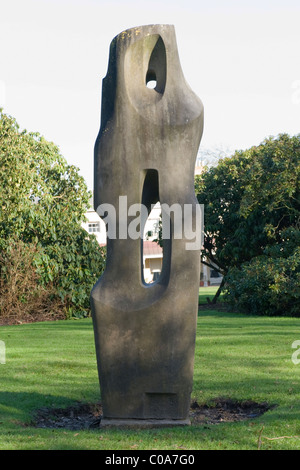 London, Kenwood House Gärten, moderne oder zeitgenössische Skulptur oder Statue Monolith - Empyrean von Barbara Hepworth im Jahr 1953 Stockfoto