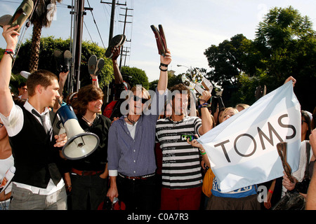 Isaac Hanson, Zac Hanson, Taylor Hanson mit Blake Mycoskie von Toms Schuhe die Hanson Brothers Team mit Toms Schuhe für eine Stockfoto