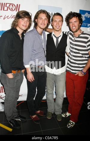 Zac Hanson, Taylor Hanson und Isaac Hanson mit Blake Mycoskie Toms Shoes die Hanson Brothers mit Toms Shoes für A Team Stockfoto