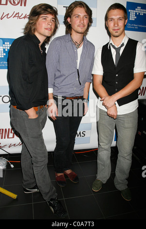 Zac Hanson, Taylor Hanson und Isaac Hanson Team die Hanson Brothers mit Toms Schuhe für ein eine Meile zu Fuß quer durch die Stadt von Stockfoto