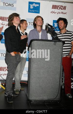 Zac Hanson, Taylor Hanson und Isaac Hanson mit Blake Mycoskie Toms Shoes die Hanson Brothers mit Toms Shoes für A Team Stockfoto