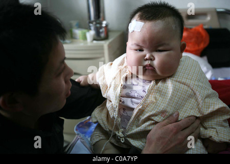 Gewicht sorgen für übergewichtige BABY wiegt dieses großen Baby eine enorme 19 Kilogramm (42 Pfund). Liu Yuqing war nur 2,5 Stockfoto