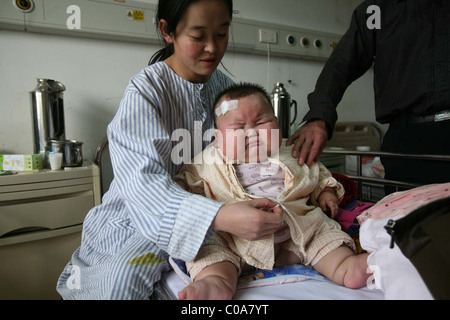 Gewicht sorgen für übergewichtige BABY wiegt dieses großen Baby eine enorme 19 Kilogramm (42 Pfund). Liu Yuqing war nur 2,5 Stockfoto