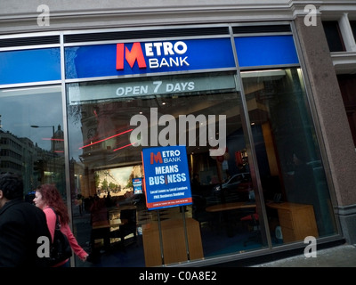 Menschen zu Fuß vorbei an der neuen Metro Bank, geöffnet 7 Tage die Woche, Holborn London England UK KATHY DEWITT Stockfoto