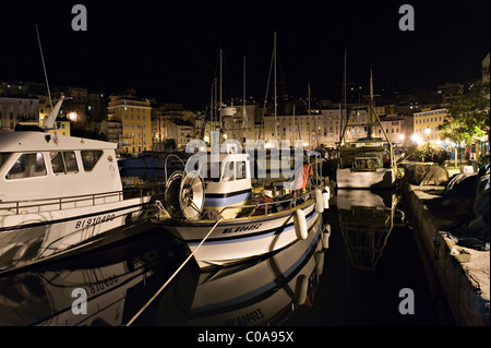 Nacht Zeit Blick auf den Vieux Port befindet sich in der Terra Vecchia Bezirk von Bastia. Korsika. Frankreich Stockfoto