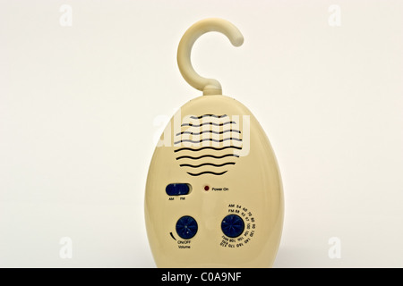 Weiße Kunststoff Dusche Radio mit einem Haken an der Spitze Stockfoto