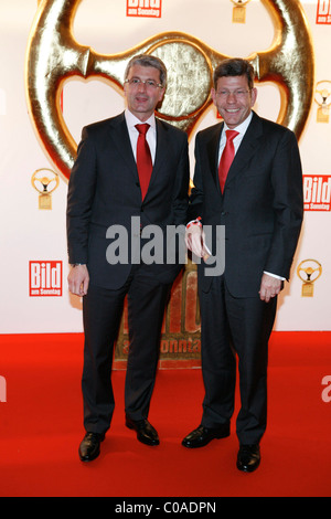 Rupert Stadler, vergibt Bernhard Mattes Das Goldene Lenkrad bei Ullstein-Halle Berlin, Germany - 07.11.07, Stockfoto