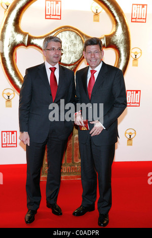 Rupert Stadler, vergibt Bernhard Mattes Das Goldene Lenkrad bei Ullstein-Halle Berlin, Germany - 07.11.07, Stockfoto