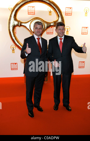 Rupert Stadler, vergibt Bernhard Mattes Das Goldene Lenkrad bei Ullstein-Halle Berlin, Germany - 07.11.07, Stockfoto