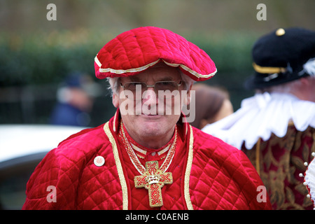 Mann verkleidet als Kardinal Wolsey während der New Years Day Parade London Stockfoto