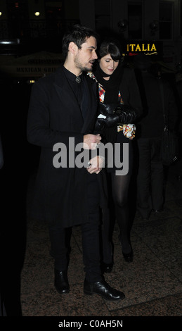 Gemma Arterton und Verlobter Stephano Catelli verlassen, die Michael Caine-Premiere seines neuen Films "Harry Brown" London, England Stockfoto