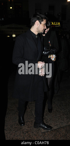 Gemma Arterton und Verlobter Stephano Catelli verlassen, die Michael Caine-Premiere seines neuen Films "Harry Brown" London, England Stockfoto