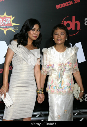 Liza Lapira und ihre Mütter '21' Film Premiere Planet Hollywood Hotel und Casino Las Vegas, Nevada - 12.03.08 Stockfoto
