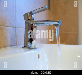 Mischbatterie mit fließendem Wasser Stockfoto