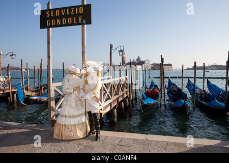 Zwei Menschen in Tracht am Karneval von Venedig Stockfoto