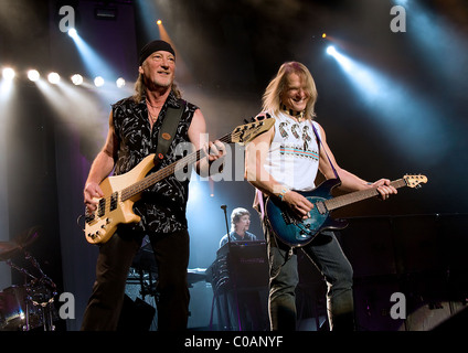 Steve Morse und Roger Glover Deep Purple in der ersten Nacht ihrer UK-Tour Manchester in Manchester Apollo durchführen, Stockfoto