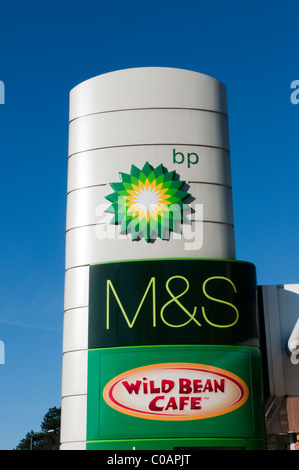 Registrieren Sie für ein M & S Wild Bean Cafe an einer BP Tankstelle Stockfoto