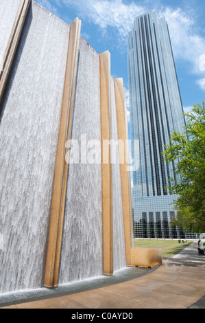 Houston-Wasserwand oder Waterwall mit The Williams Tower (ehemals Transco Turm), in Houston, Texas, USA Stockfoto