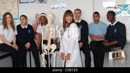 Myleene Klass und Schüler von The Royal Docks Community School Myleene Klass startet eine Kampagne, die Zukunft zu retten Stockfoto