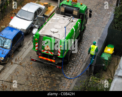 Paris, Frankreich, Street Cleaner Cleaning Street, High Angle, Kopfsteinstraße, französischer Lastwagen, Arbeiter frankreich Stockfoto