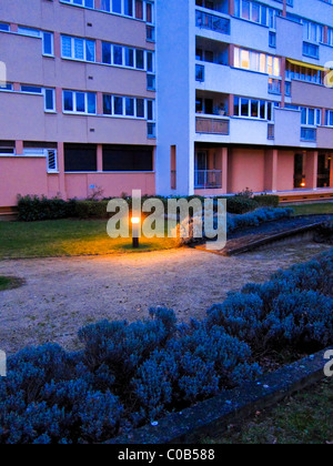 Paris, Frankreich, French Modern Public Apartment Complex, HLM, Council Estate, Garden at Dusk, Paris 1960er Jahre, SOZIALWOHNUNGEN FASSADENLEBEN Stockfoto