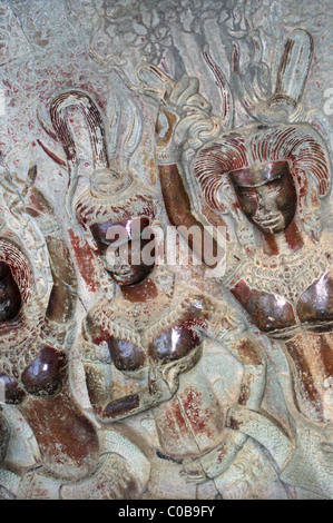 Nahaufnahme von Tempel Steinmauer Detail, Bas Reliefschnitzen 3 Tanz der Apsaras, Angkor Wat, Kambodscha Stockfoto