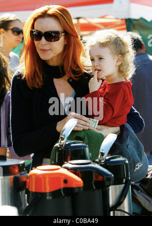 Marcia Cross besucht einen Bauernmarkt in Brentwood mit ihrer Tochter Eden. Los Angeles, Kalifornien, USA - 15.11.09 Stockfoto