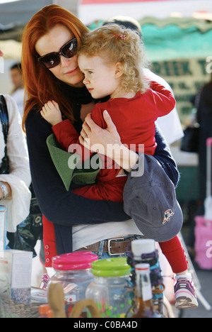Marcia Cross besucht einen Bauernmarkt in Brentwood mit ihrer Tochter Eden. Los Angeles, Kalifornien, USA - 15.11.09 Stockfoto