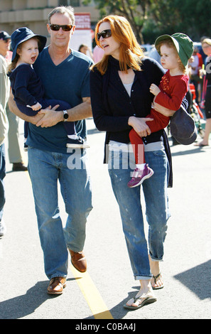 Marcia Cross besucht einen Bauernmarkt in Brentwood mit ihren Zwillingstöchtern Eden und Savannah und Ehemann Tom Mahoney. Los Stockfoto
