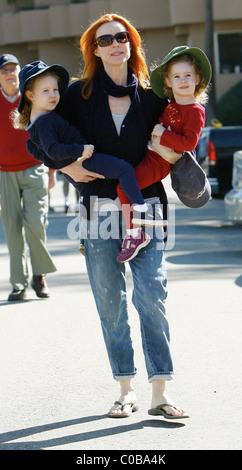 Marcia Cross besucht einen Bauernmarkt in Brentwood mit ihren Zwillingstöchtern Eden und Savannah. Los Angeles, Kalifornien, USA- Stockfoto