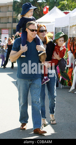 Marcia Cross besucht einen Bauernmarkt in Brentwood mit ihren Zwillingstöchtern Eden und Savannah und Ehemann Tom Mahoney. Los Stockfoto