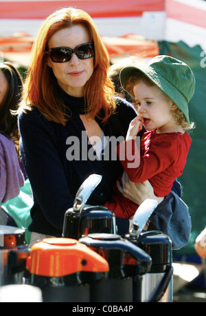 Marcia Cross besucht einen Bauernmarkt in Brentwood mit ihrer Tochter Eden. Los Angeles, Kalifornien, USA - 15.11.09 Stockfoto