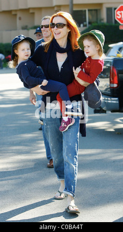 Marcia Cross besucht einen Bauernmarkt in Brentwood mit ihren Zwillingstöchtern Eden und Savannah. Los Angeles, Kalifornien, USA- Stockfoto